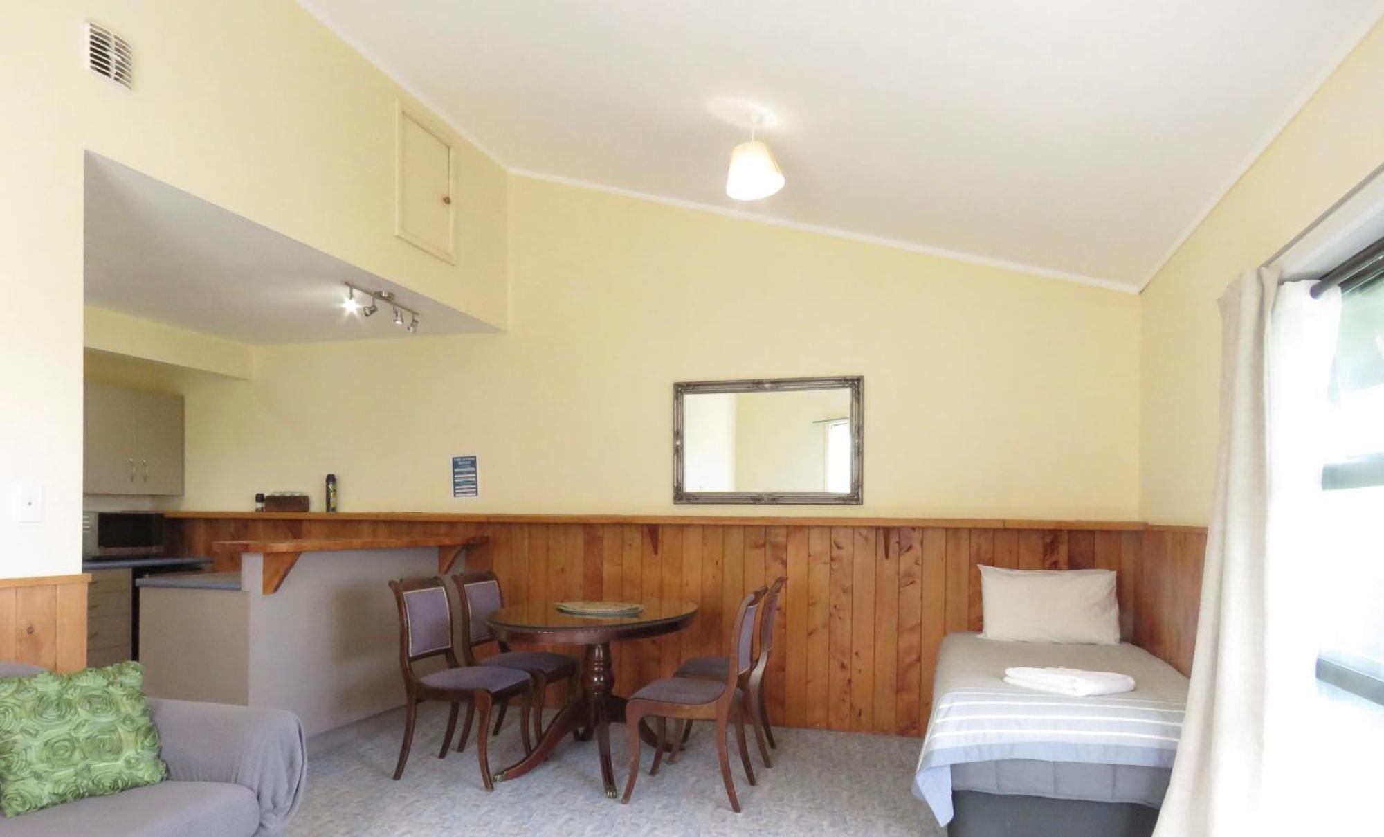 Mystery Creek Motel Rukuhia Ngoại thất bức ảnh